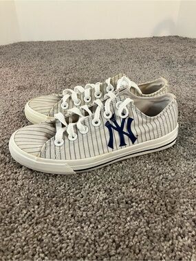 New York Yankees MLB Row One Shoes Size W-5.5 M-4